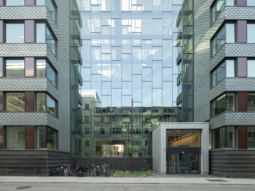 Rakennuksen kolme aiemmin erillistä osaa muutettiin uudeksi kokonaisuudeksi yhteisen sisäpihan avulla (© baraBild)