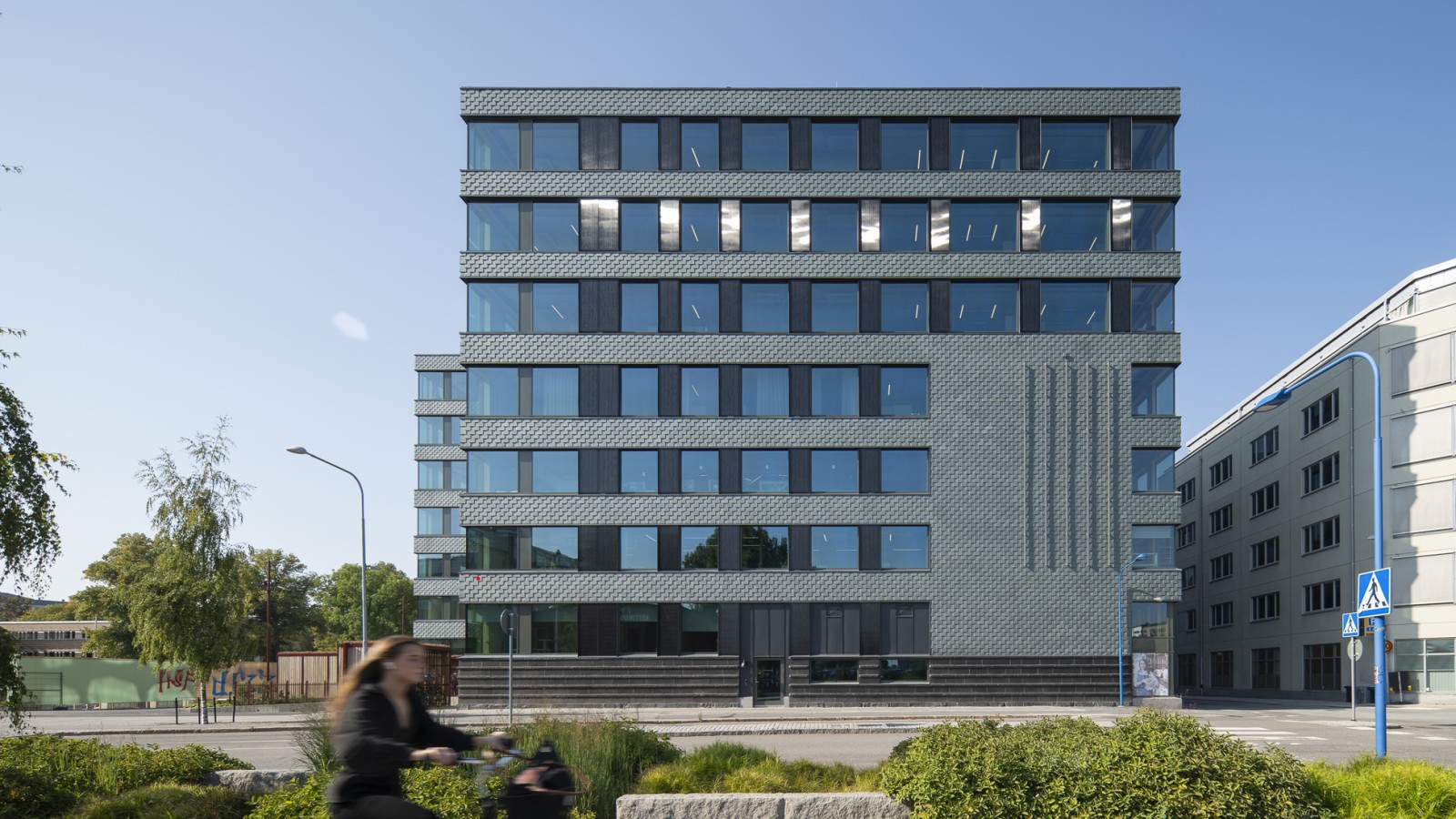 Liuskekivestä valmistettu julkisivu ja integroidut aurinkopaneelit takaavat energiatehokkuuden (© baraBild) Liuskekivestä valmistettu julkisivu ja integroidut aurinkopaneelit takaavat energiatehokkuuden (© baraBild)