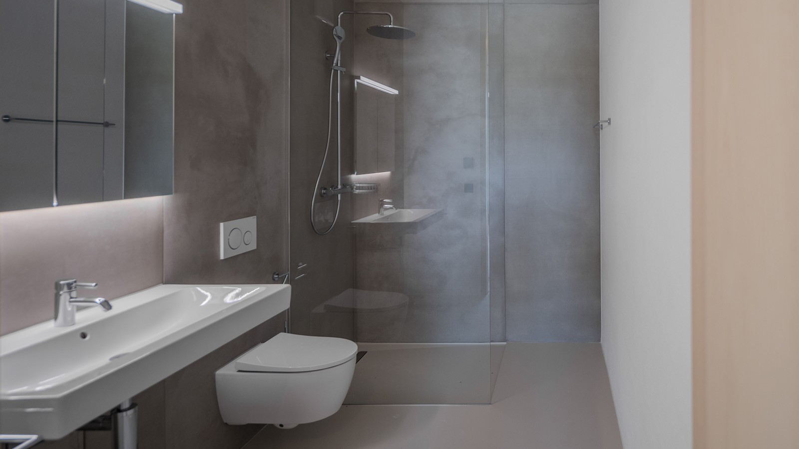 Kylpyhuoneissa on Geberitin wc-istuimet ja pesualtaat. (© Openly / Jens Ellensohn)