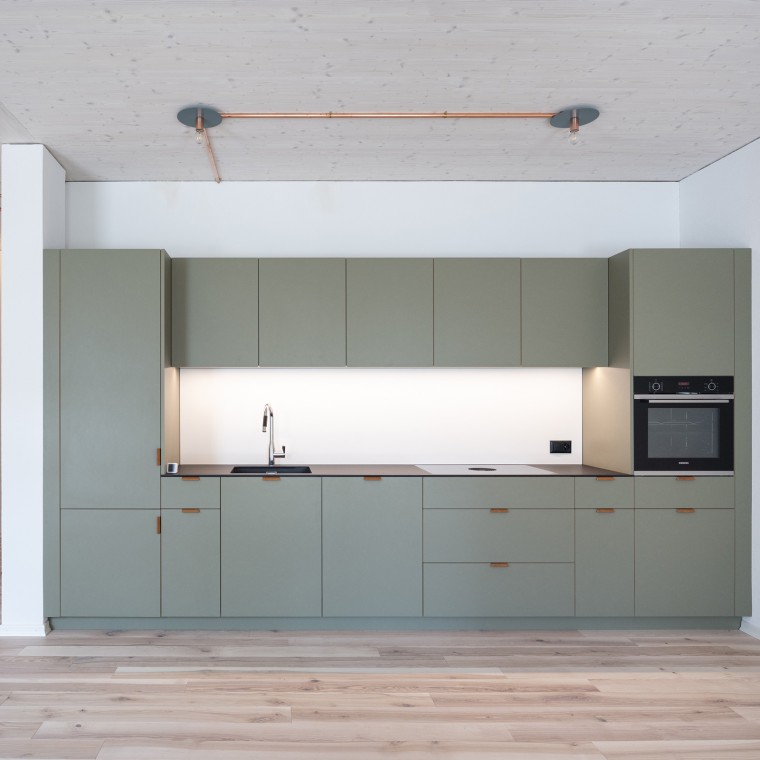 Kaapelit asennetaan pintaan varmistamaan, että rakennusta voidaan käyttää joustavasti myös pitkällä aikavälillä. (© Openly / Jens Ellensohn) Kaapelit asennetaan pintaan varmistamaan, että rakennusta voidaan käyttää joustavasti myös pitkällä aikavälillä. (© Openly / Jens Ellensohn)