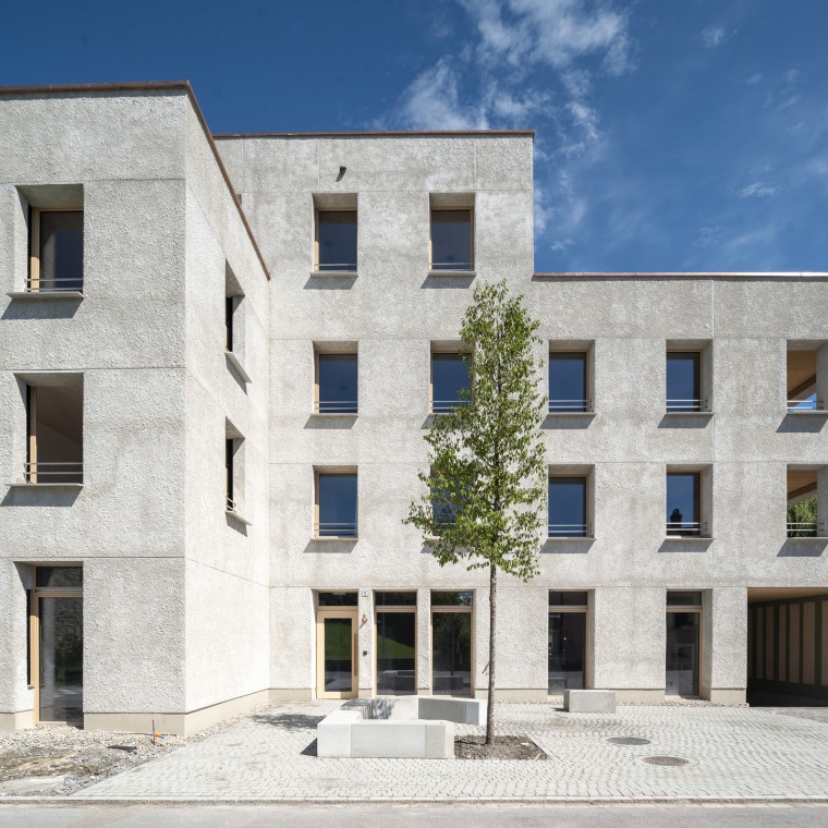 Widnaun rakennuskohteessa käytetään itse kehitettyjä materiaaleja, kuten Cancret-hamppubetonia. (© Openly / Jens Ellensohn)