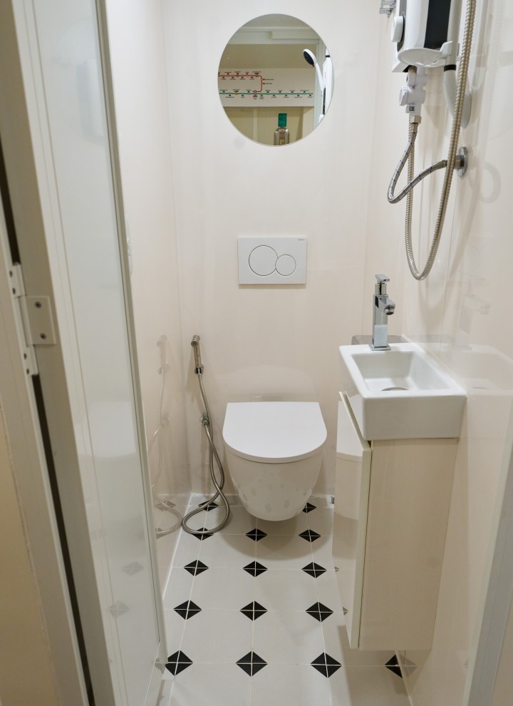 Mukavuutta pienessä tilassa: minikylpyhuoneissa on seinään kiinnitetyt Geberit iCon -WC-istuimet ja Sigma01-huuhtelupainikkeet (© Watson Lau) Mukavuutta pienessä tilassa: minikylpyhuoneissa on seinään kiinnitetyt Geberit iCon -WC-istuimet ja Sigma01-huuhtelupainikkeet (© Watson Lau)