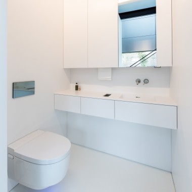 Minimalistista sisustussuunnittelua, maksimaalista mukavuutta – ja Geberit AquaClean Mera Comfort -pesu-wc-istuin (© Lucas van der Wee) Minimalistista sisustussuunnittelua, maksimaalista mukavuutta – ja Geberit AquaClean Mera Comfort -pesu-wc-istuin (© Lucas van der Wee)
