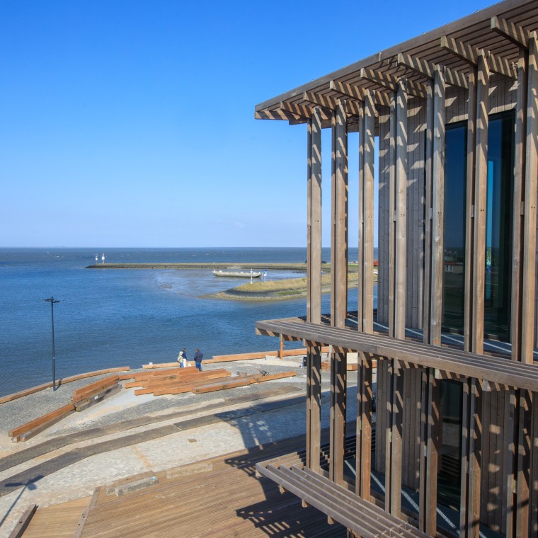 Tanskalainen tähtiarkkitehti Dorte Mandrup suunnitteli uudisrakennuksen ankariin ilmasto-olosuhteisiin (© Tjeerd Visser) Tanskalainen tähtiarkkitehti Dorte Mandrup suunnitteli uudisrakennuksen ankariin ilmasto-olosuhteisiin (© Tjeerd Visser)