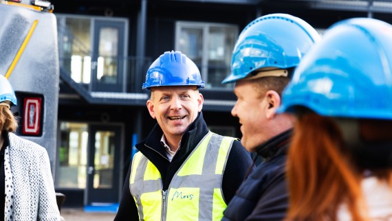 Ympäristöinsinööri ja yrittäjä Michel Baars vie modulaarista rakentamista ja kiertotaloutta käytäntöön rakennusalalla (© Fotostudio Gerard-Jan Vlekke/Fotovak BV) Ympäristöinsinööri ja yrittäjä Michel Baars vie modulaarista rakentamista ja kiertotaloutta käytäntöön rakennusalalla (© Fotostudio Gerard-Jan Vlekke/Fotovak BV)