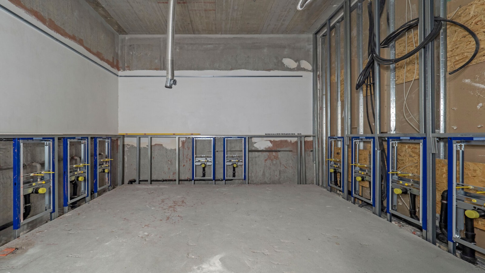 Messuhallin 12 saniteettitilojen asennusvaihe Messuhallin 12 saniteettitilojen asennusvaihe