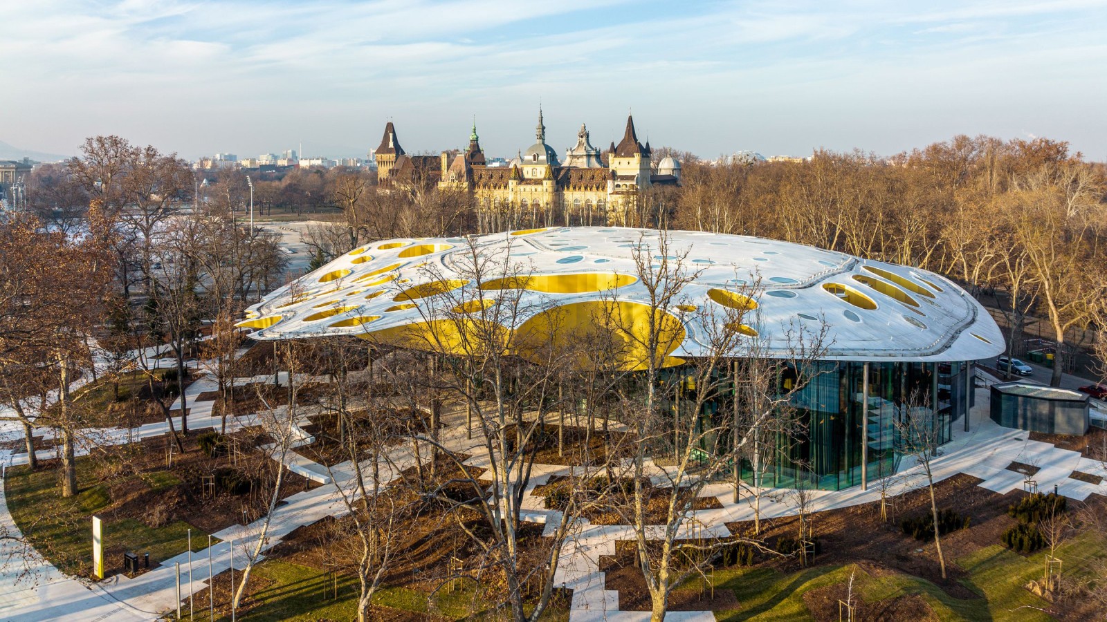 Sieni puistossa? House of Music Hungaryn ikoninen katto ylhäältä katsottuna (© Városliget Zrt.) Sieni puistossa? House of Music Hungaryn ikoninen katto ylhäältä katsottuna (© Városliget Zrt.)