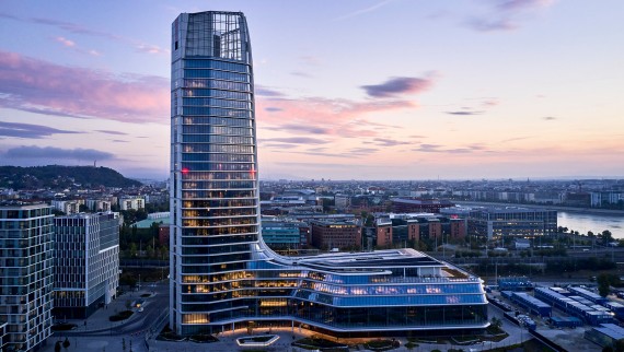 Näkyy kaukaa: Jalustaosasta ja 143-metrisestä tornista koostuva MOL Campus on nyt Unkarin korkein toimistorakennus (© MOL Group)