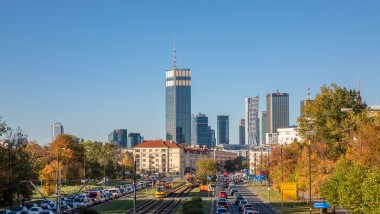 Varso Place kohoaa 310 metrin korkuisine torneineen koko Varsovan ylle (© Aaron Hargreaves/Foster + Partners)