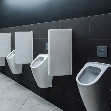 Urinaaleissa käytetään Geberit Sigma10 -huuhtelupainikkeita.(© Jarosław Kąkol)