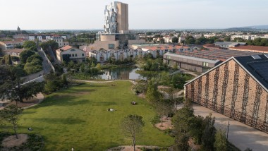LUMA-kulttuurikeskus Arlesissa: Etualalla ateljeepuisto ja suuri tapahtumahalli, yläpuolella Frank Gehryn suunnittelema 56 metriä korkea torni (© Rémi Bénali, Arles)