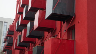 Silmiinpistävä punainen julkisivu, jonka edessä on kuutioparvekkeet, on uusi katseenvangitsija Goldsteinstrassella Frankfurt am Mainissa (Saksa) (© Geberit)