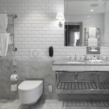 Kylpyhuone, jossa on AquaClean Mera -pesu-wc-istuin (© Andy Liffner)