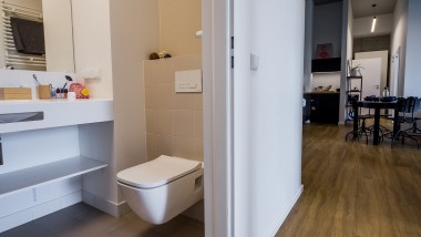Tilaa lisäävää muotoilua: minikylpyhuone LivinnX-opiskelija-asuntolan asuinyksikössä (© Jaroslaw Kakal / Geberit)
