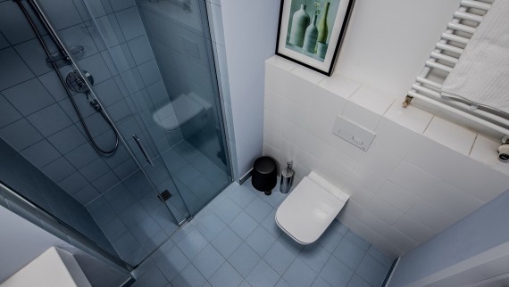 Pienimmätkin kylpyhuoneet paljastavat asukkaidensa yksilöllisen maun (© Jaroslaw Kakal / Geberit)