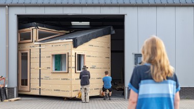 Suuri kuljetus pienelle talolle: Toukokuussa 2022 ”Sprout” pääsi työpajalta Olst-Wijhen vihreään ympäristöön (Alankomaat) (© Chiela van Meerwijk)