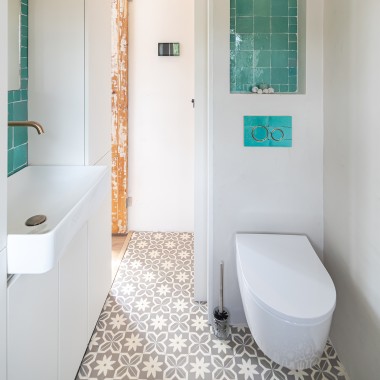 Kaikki, mitä pienessä kylpyhuoneessa tarvitaan: WC-istuin, huuhtelupainike ja tason päälle asennettava pesuallas ovat Geberitiltä (© Chiela van Meerwijk)