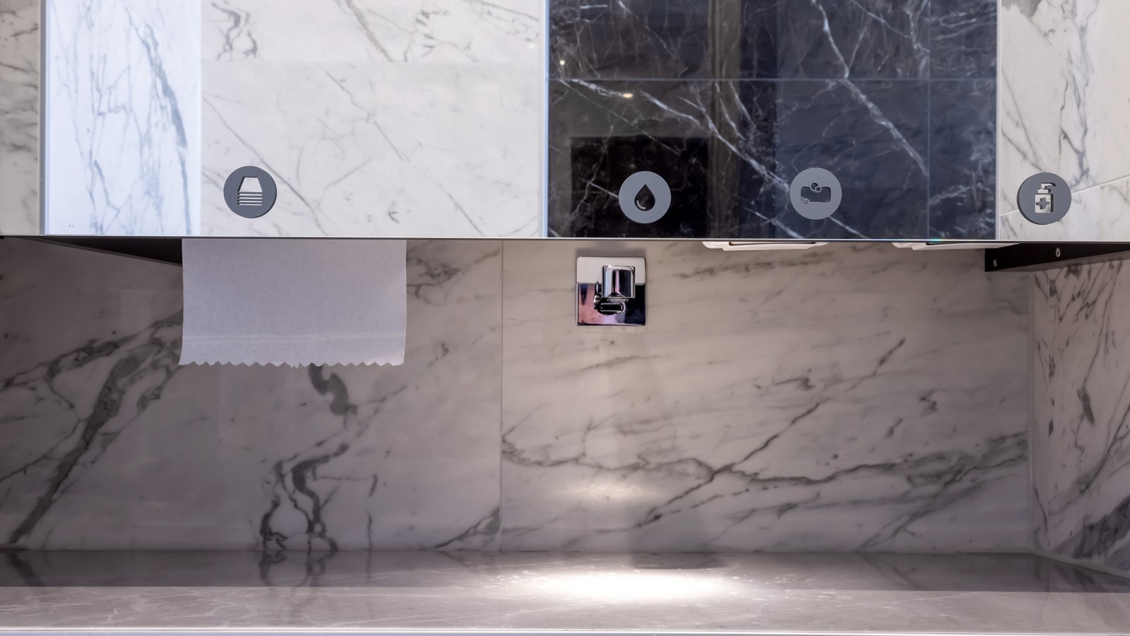 Hienostunut erikoisrakenne: pesualtaan suurikokoisen painikelevyn takana Geberit CleanLine20 -suihkukouru varmistaa viemäröinnin (© Chemnitzin oopperatalo / Nasser Hashemi)