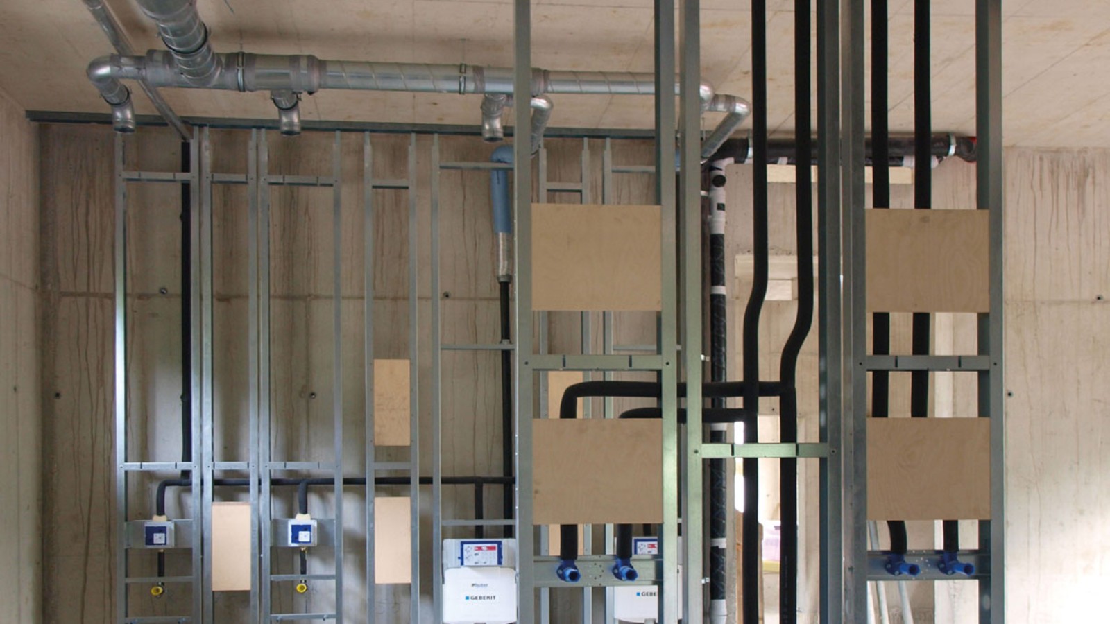 Pystykokoojia tarvitaan vain muutama, joten asennus on suhteellisen kapea. (©Geberit)