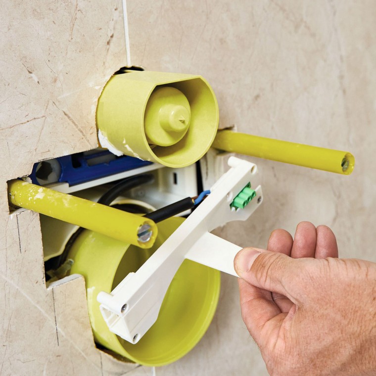 Vaihtoehtoisesti: Sähköasentajan suorittama liitäntälevyn asennus Power & Connect Boxiin paneelien asennuksen jälkeen. Vaihtoehtoisesti: Sähköasentajan suorittama liitäntälevyn asennus Power & Connect Boxiin paneelien asennuksen jälkeen.