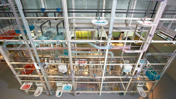 Geberit-hydrauliikkatorni pääkonttorilla Sveitsin Jonassa Geberit-hydrauliikkatorni pääkonttorilla Sveitsin Jonassa