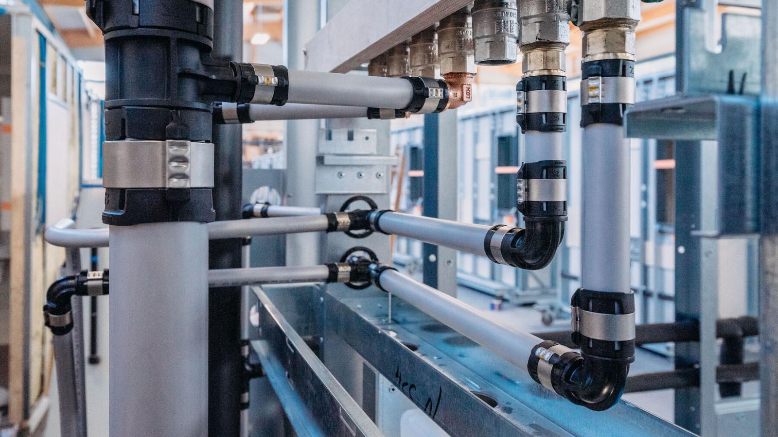 Puristusindikaattori irtoaa, kun puristus on tehty oikein