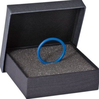 Sininen O-rengas laatikossa