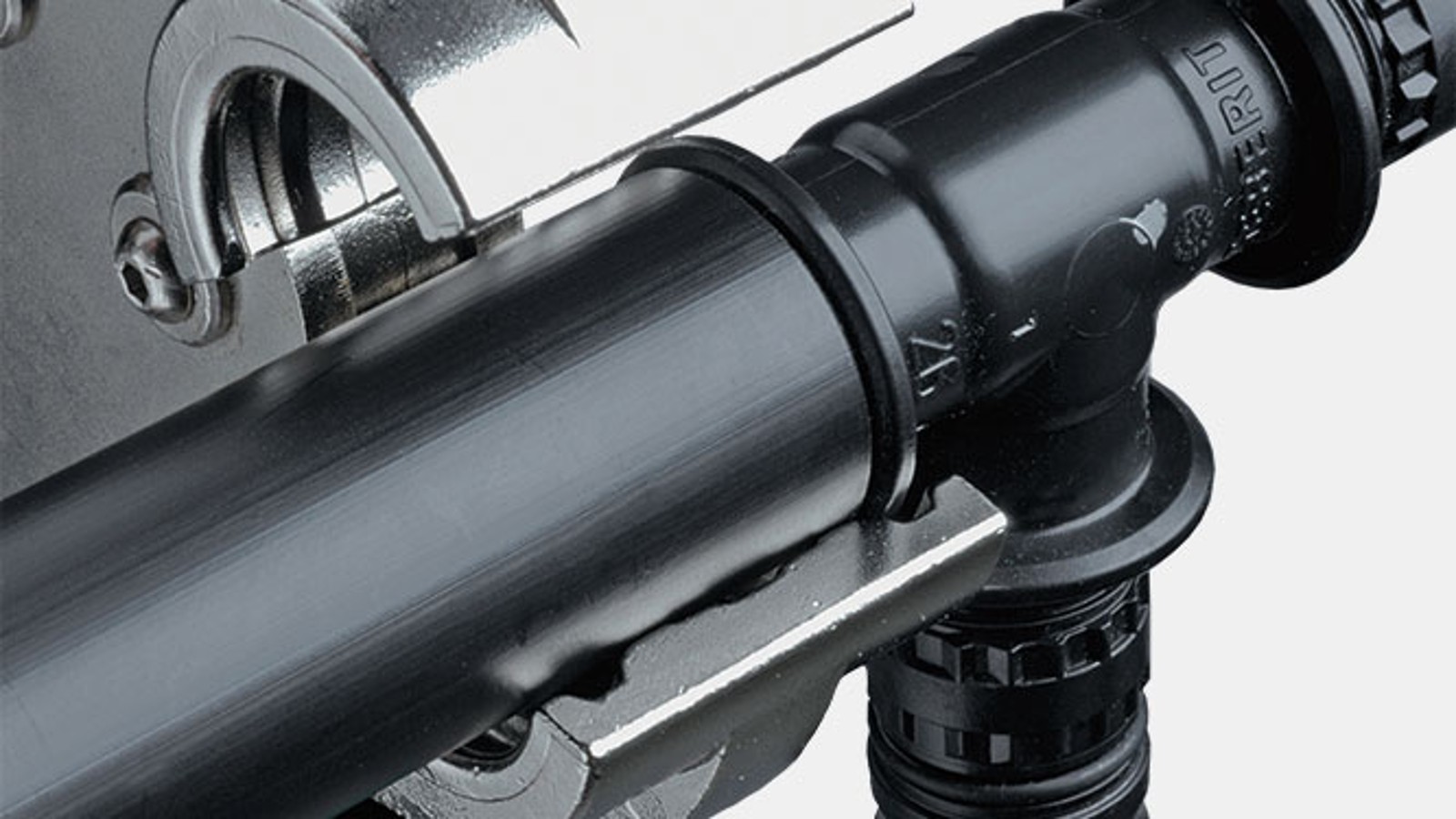 Puristusleuan ohjaus estää työkalun asettumisen väärään kohtaan Geberit Mepla -liittimessä Puristusleuan ohjaus estää työkalun asettumisen väärään kohtaan Geberit Mepla -liittimessä