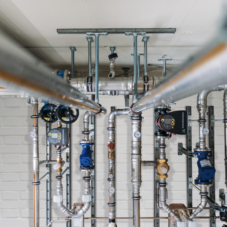 Geberit Mapress Therm tarjoaa luotettavan suojan ulkoista korroosiota vastaan suljetuissa jäähdytyspiireissä, joissa muodostuu kondenssivettä. Geberit Mapress Therm tarjoaa luotettavan suojan ulkoista korroosiota vastaan suljetuissa jäähdytyspiireissä, joissa muodostuu kondenssivettä.