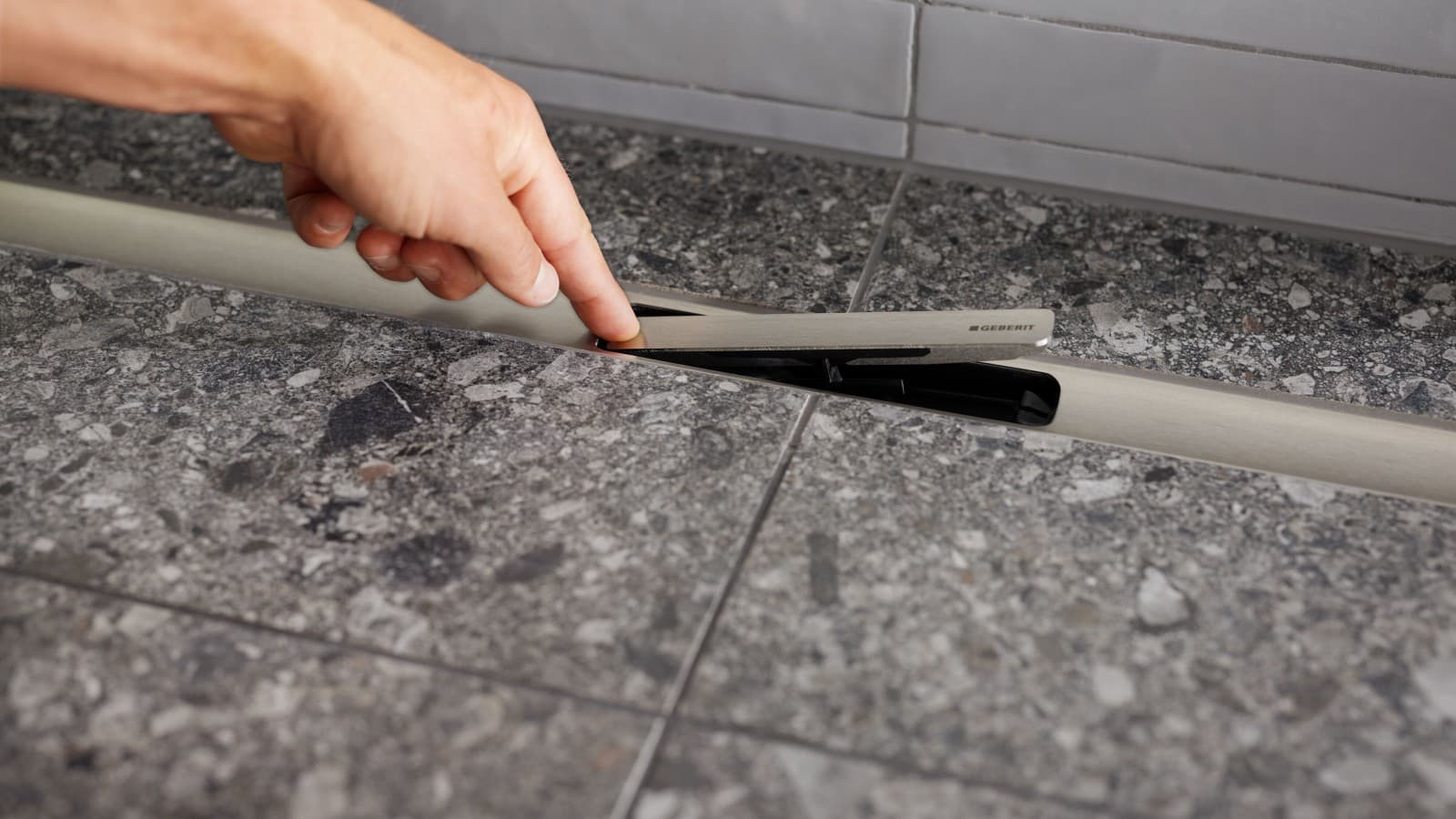 Geberit CleanLine30 -suihkukouru on helppo puhdistaa - painat vain toisesta kulmasta, niin kansi aukeaa. Geberit CleanLine30 -suihkukouru on helppo puhdistaa - painat vain toisesta kulmasta, niin kansi aukeaa.