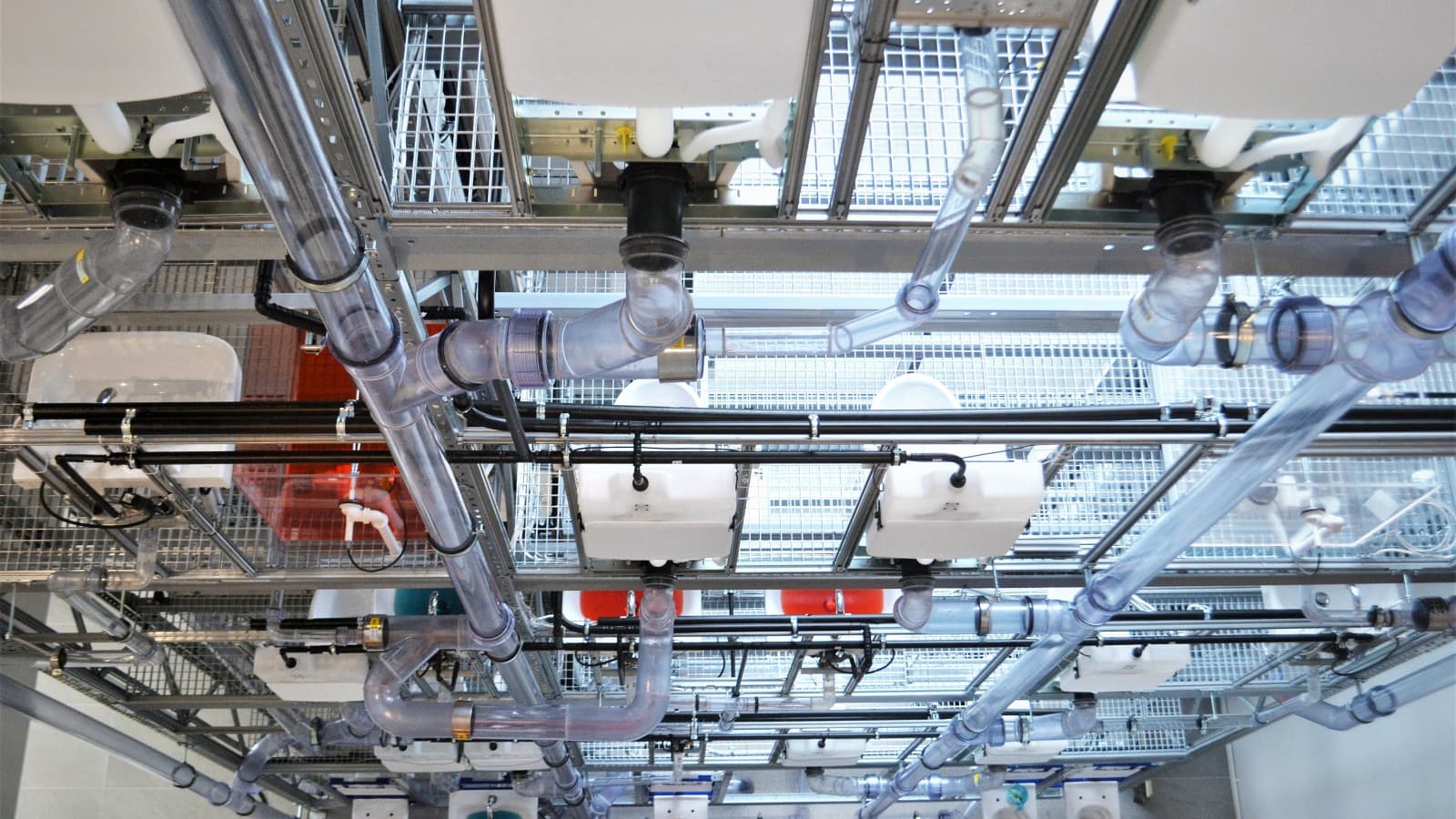 Pohjoismaiden ainoa hydrauliikkatorni sijaitsee Vantaalla Geberitin Showroomissa Pohjoismaiden ainoa hydrauliikkatorni sijaitsee Vantaalla Geberitin Showroomissa