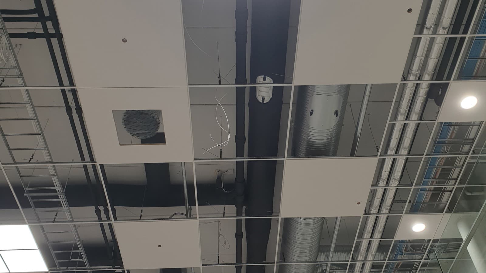 Sisäkatto, jossa Pluvia-kattokaivojen vaakasuoraan asennetut putket Sisäkatto, jossa Pluvia-kattokaivojen vaakasuoraan asennetut putket