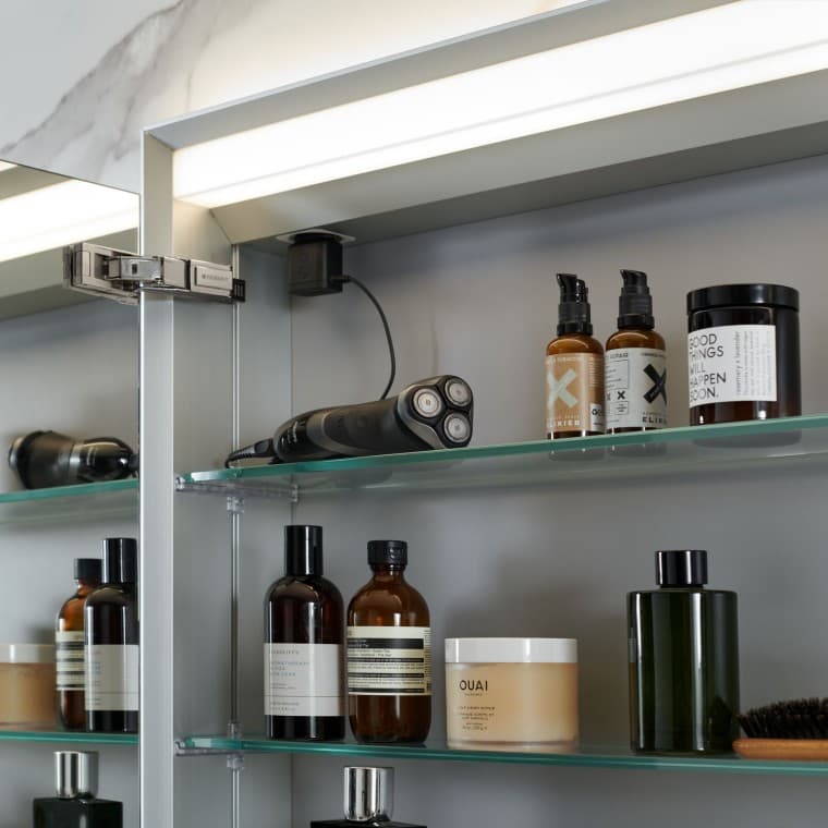 Geberit ONE -säilytystila peilikaapissa Geberit ONE -säilytystila peilikaapissa