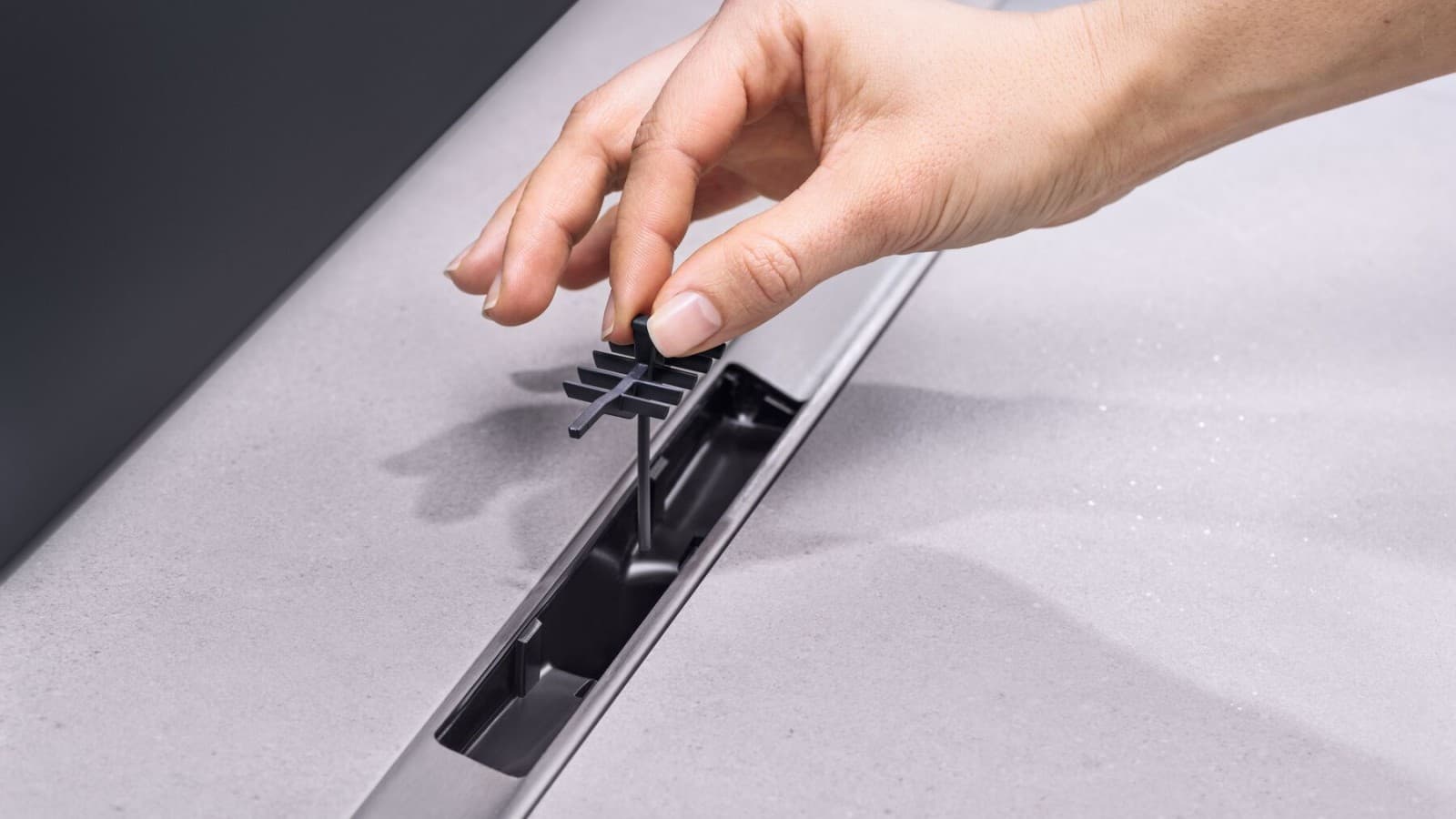 Suihkukouru ja kampamainen hiussihti Suihkukouru ja kampamainen hiussihti