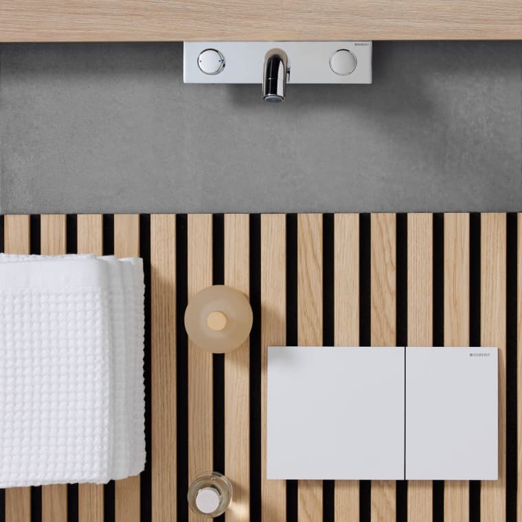 Yksinkertainen valkoinen Geberit Sigma70 Square -huuhtelupainike voidaan yhdistää monin eri tavoin. Yksinkertainen valkoinen Geberit Sigma70 Square -huuhtelupainike voidaan yhdistää monin eri tavoin.