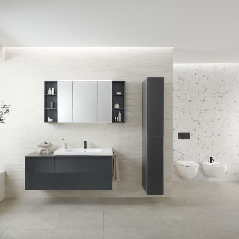 Geberit Option -peilikaapissa on runsaasti säilytystilaa ja sisäinen pistorasia. Geberit Option -peilikaapissa on runsaasti säilytystilaa ja sisäinen pistorasia.