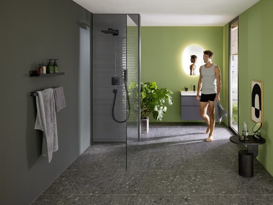 Avoin suihkutila linjalattiakaivolla ja lasisella suihkuseinällä Avoin suihkutila linjalattiakaivolla ja lasisella suihkuseinällä