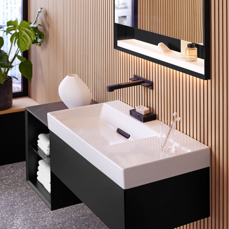 Puiset paneelit ovat näyttävä seinämateriaali kylpyhuoneessa Puiset paneelit ovat näyttävä seinämateriaali kylpyhuoneessa