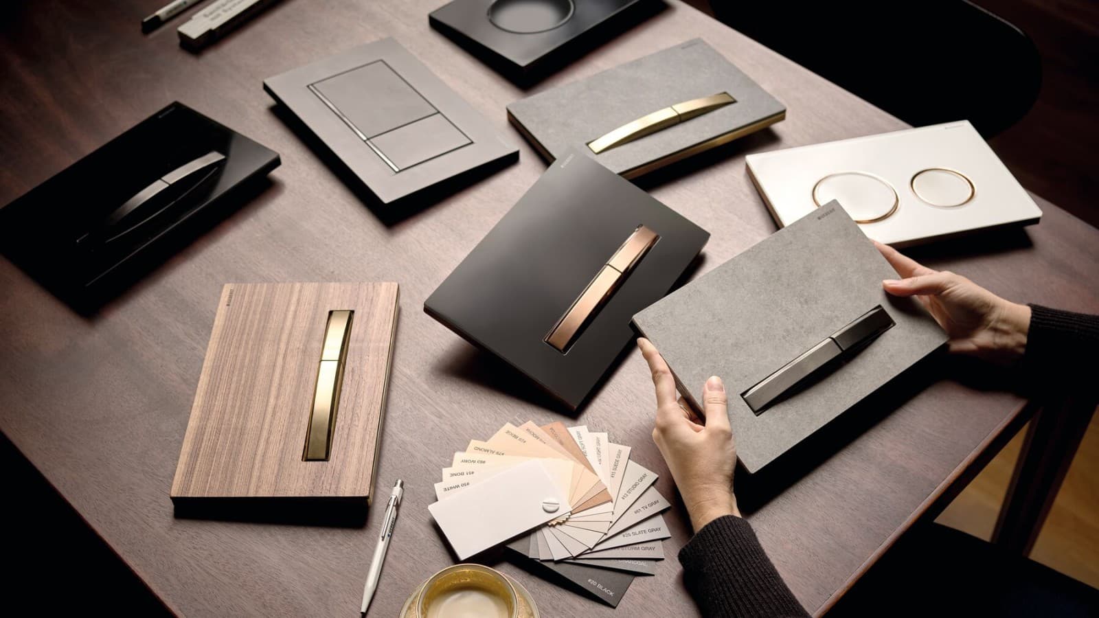 Erilaisten huuhtelupainikkeiden valikoima Erilaisten huuhtelupainikkeiden valikoima