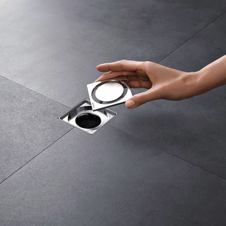 Geberit-kampaosa on piilotettu kannen alle. Geberit-kampaosa on piilotettu kannen alle.