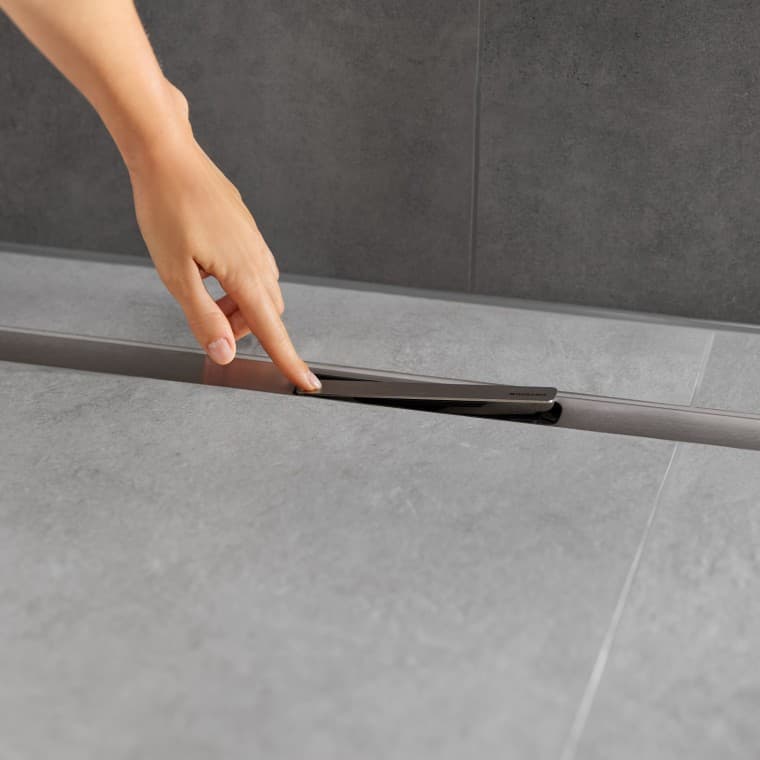 Kampamainen hiussihti kerää lian ja irronneet hiukset ja on helppo irrottaa puhdistamisen ajaksi. Kampamainen hiussihti kerää lian ja irronneet hiukset ja on helppo irrottaa puhdistamisen ajaksi.