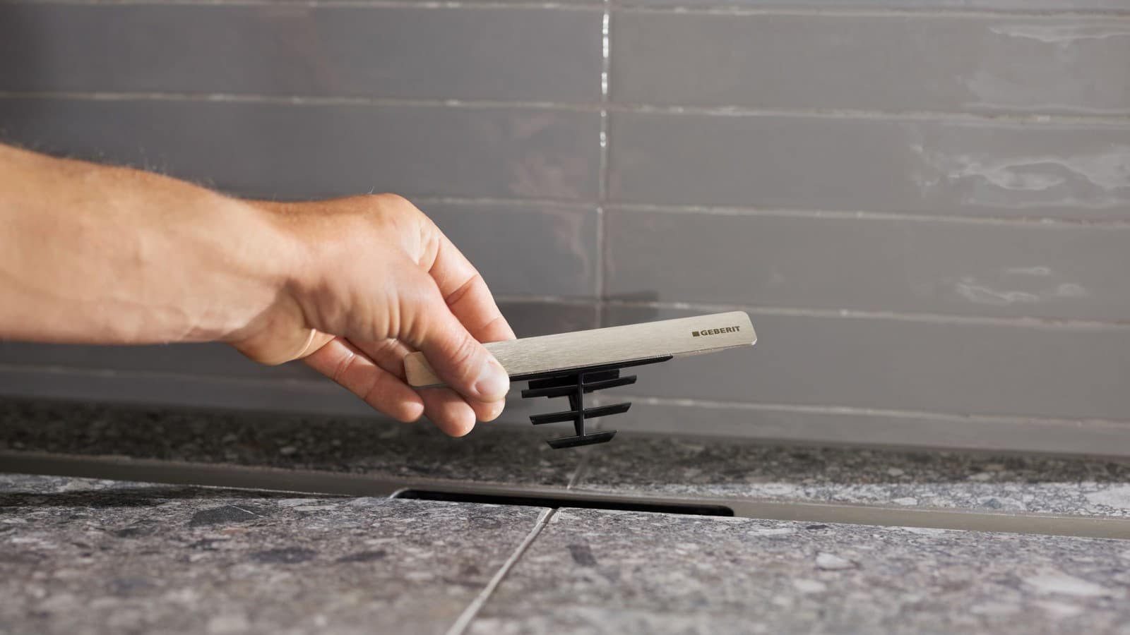 Geberit CleanLine -suihkukourun kampamainen hiussihti Geberit CleanLine -suihkukourun kampamainen hiussihti