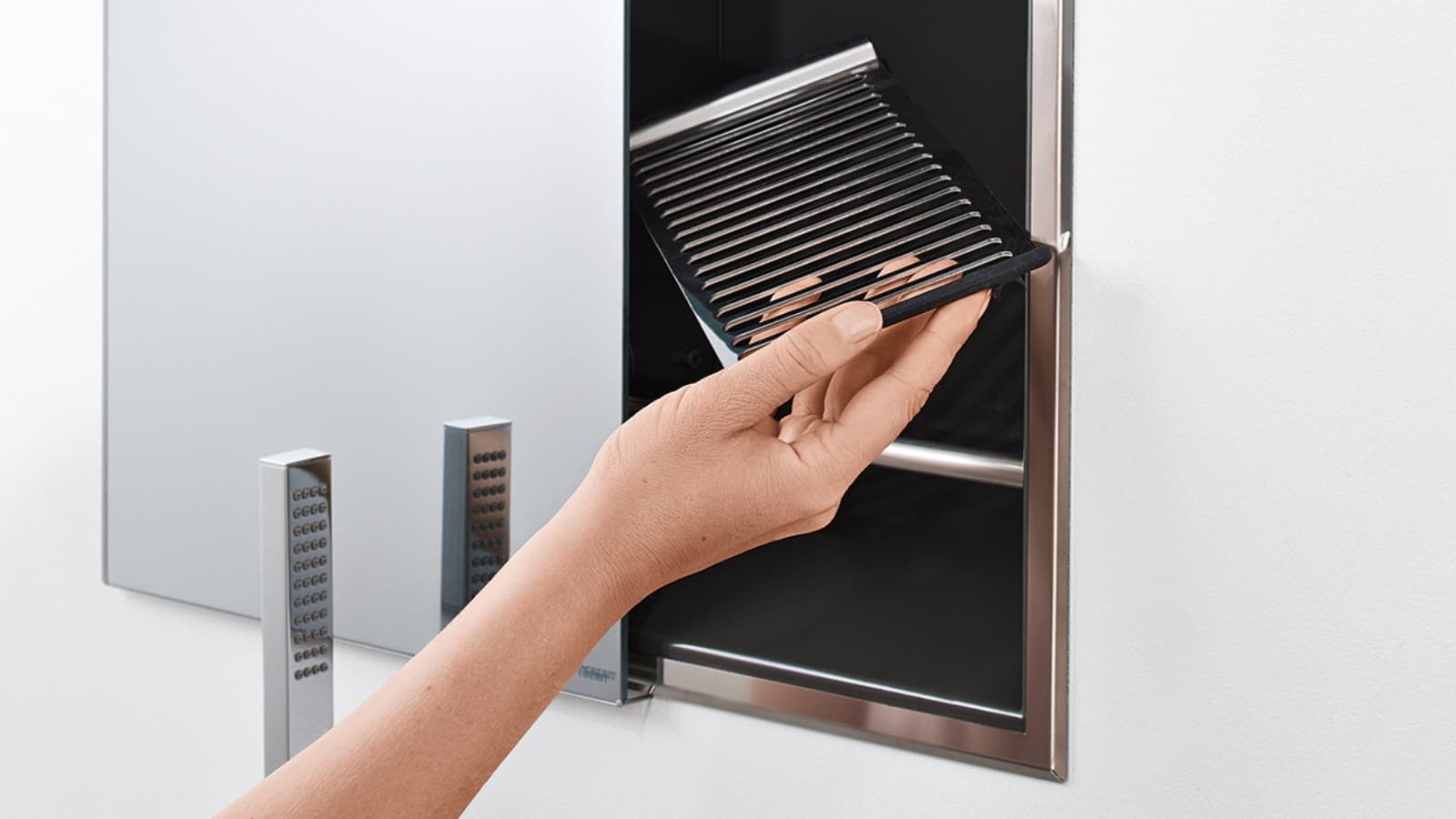 Geberitin seinäsyvennykseen asennettava säilytyslaatikko hyllyillä Geberitin seinäsyvennykseen asennettava säilytyslaatikko hyllyillä