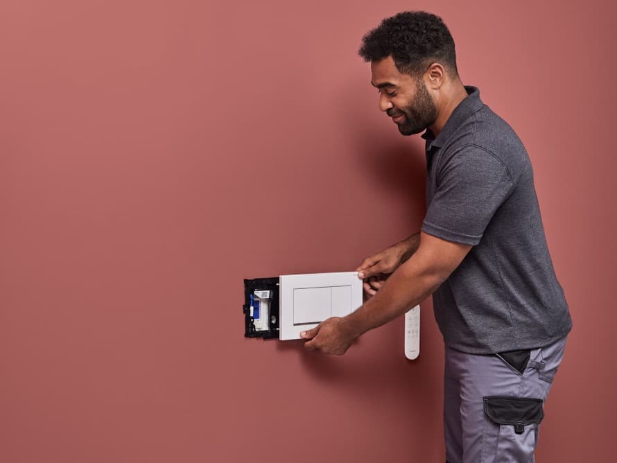 Putkimies asentamassa Geberit DuoFresh -hajunpoistomoduulia Putkimies asentamassa Geberit DuoFresh -hajunpoistomoduulia