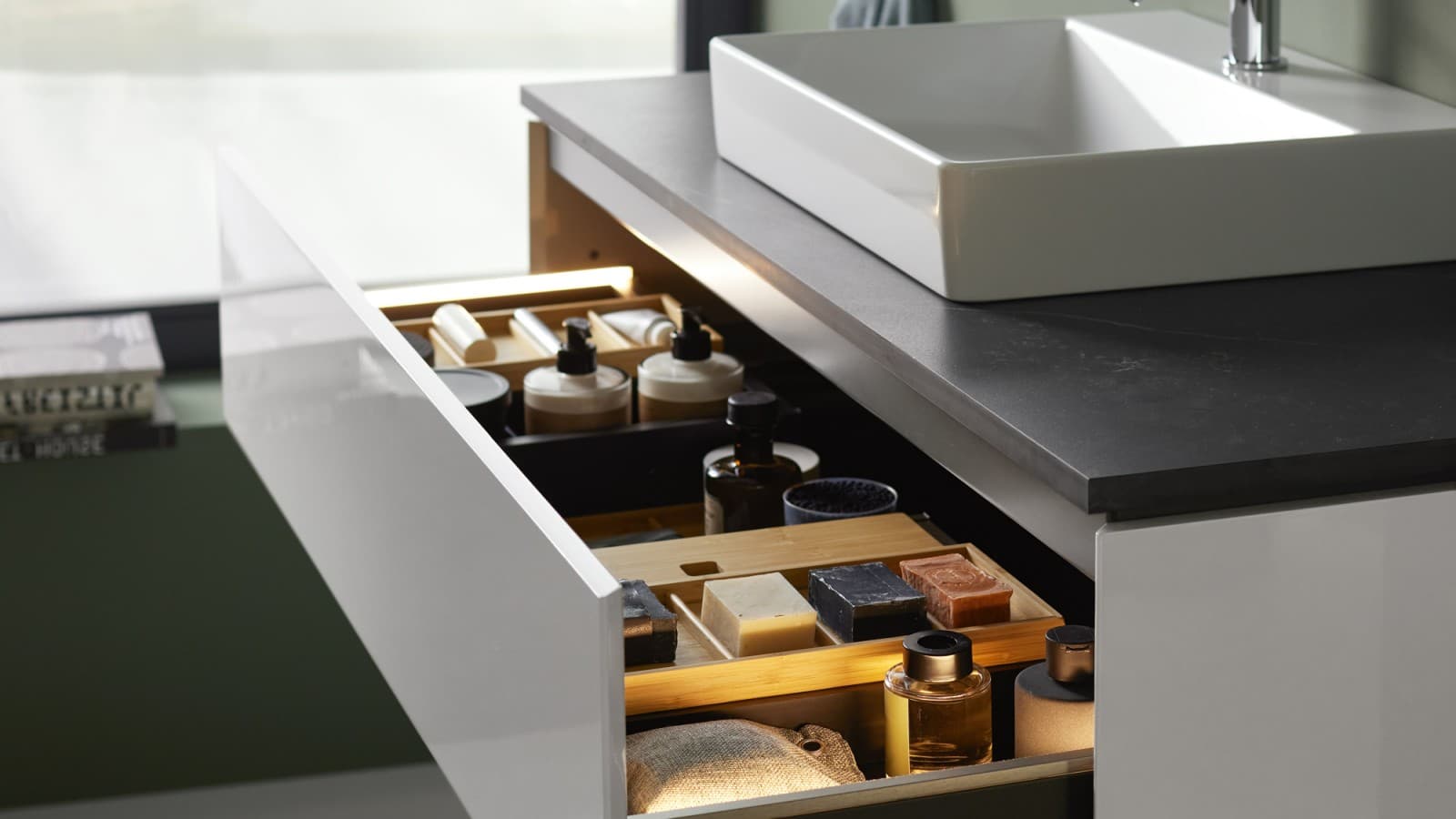 Geberit ONE -alakaappi ilman vetimiä ja Push Open -mekanismilla Geberit ONE -alakaappi ilman vetimiä ja Push Open -mekanismilla