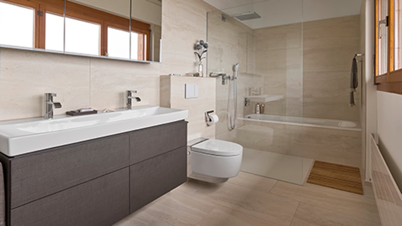 Kylpyhuone Geberit AquaClean -pesu-wc-istuimen kanssa remontin jälkeen Kylpyhuone Geberit AquaClean -pesu-wc-istuimen kanssa remontin jälkeen