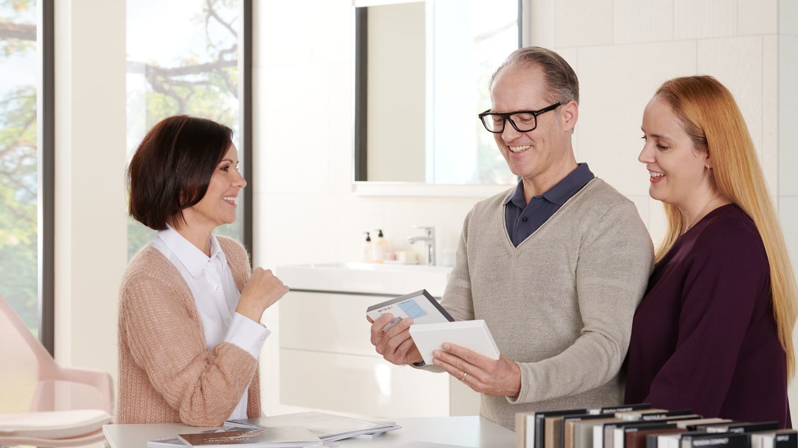 Asiakkaita näyttelyssä Asiakkaita näyttelyssä