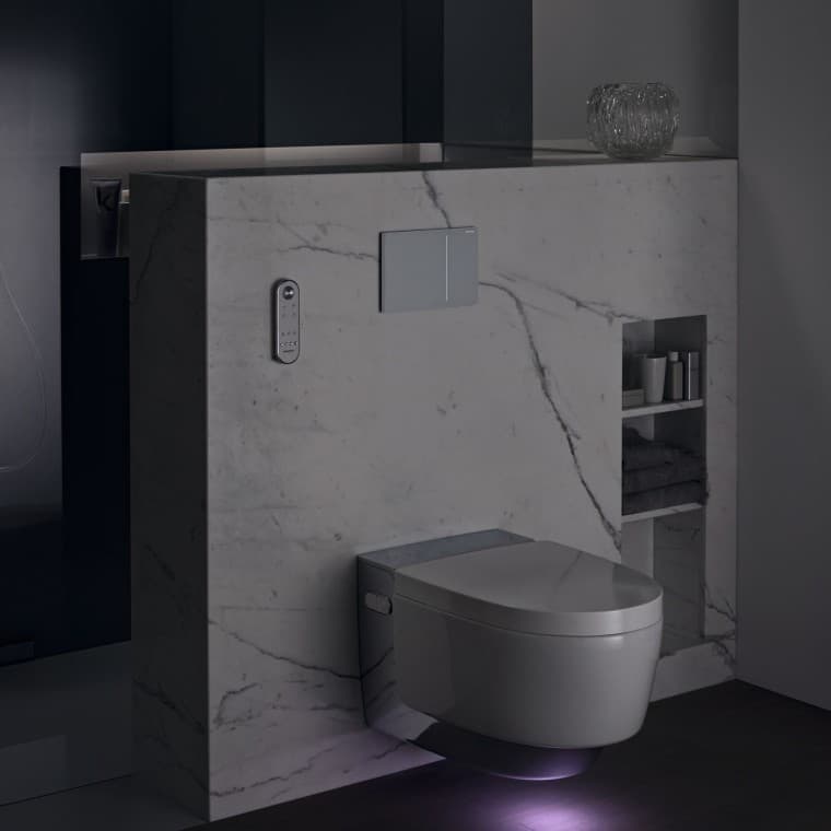 Geberit AquaClean Mera Comfort -pesu-wc-istuin suuntavalolla (© Geberit) Geberit AquaClean Mera Comfort -pesu-wc-istuin suuntavalolla (© Geberit)