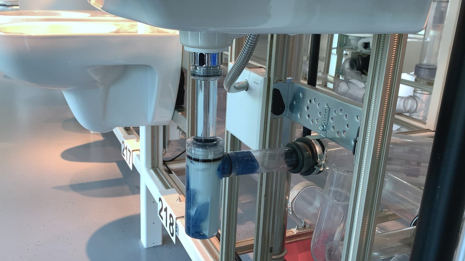 Pesualtaan tukkeutunut vesilukko Pesualtaan tukkeutunut vesilukko