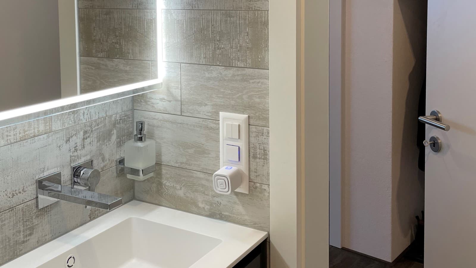 Ulospäin avautuva ovi säästää tilaa kylpyhuoneessa Ulospäin avautuva ovi säästää tilaa kylpyhuoneessa